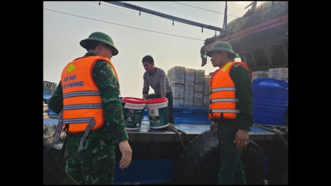 Cứu hộ 3 thuyền vi&ecirc;n tr&ecirc;n t&agrave;u c&aacute; bị hỏng m&aacute;y