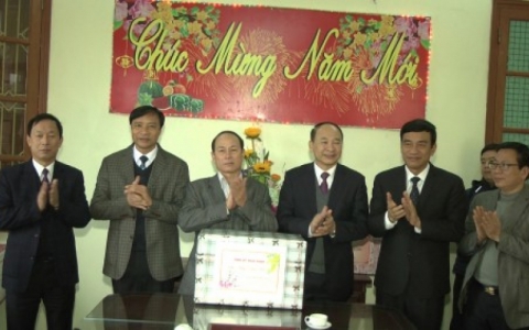 L&atilde;nh đạo tỉnh ch&uacute;c tết tại phường Trần Hưng Đạo 