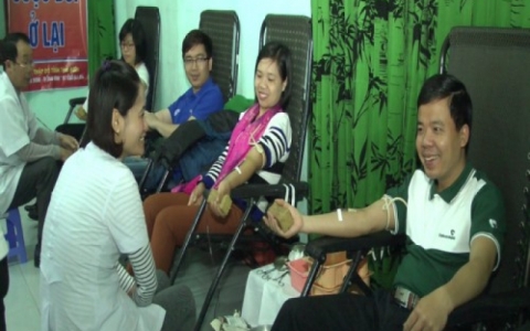 Đo&agrave;n thanh ni&ecirc;n khối Doanh nghiệp tỉnh tổ chức hiến m&aacute;u nh&acirc;n đạo