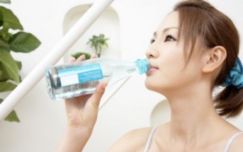 Hiểm họa khi uống nhiều nước l&uacute;c đ&oacute;i