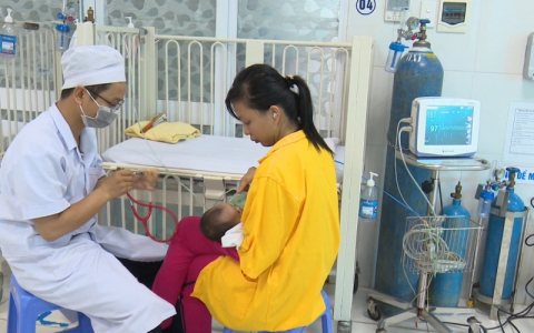 Hết l&ograve;ng v&igrave; bệnh nh&acirc;n nhi 