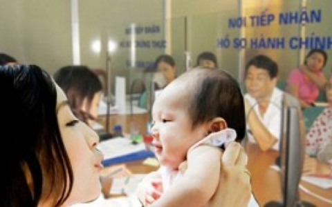 Nhiều trường hợp được miễn lệ ph&iacute; khi nhận nu&ocirc;i con nu&ocirc;i