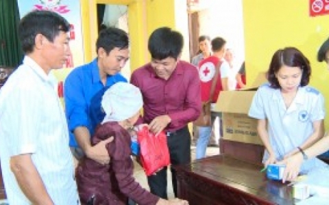 Kh&aacute;m bệnh nh&acirc;n đạo cho gia đ&igrave;nh ch&iacute;nh s&aacute;ch
