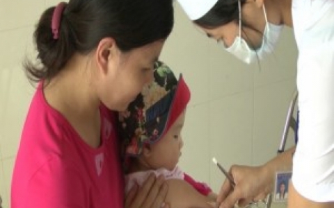 Mỗi th&aacute;ng Th&aacute;i B&igrave;nh thực hiện tr&ecirc;n 30.000 mũi ti&ecirc;m chủng vắc-xin