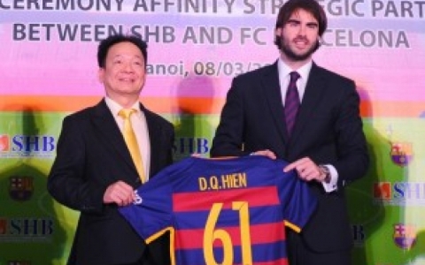 Barca c&acirc;n nhắc sang Việt Nam du đấu