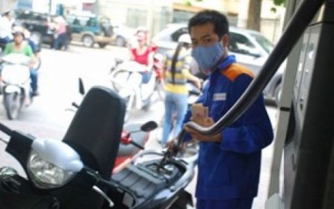 Chiều nay gi&aacute; xăng tăng bao nhi&ecirc;u?