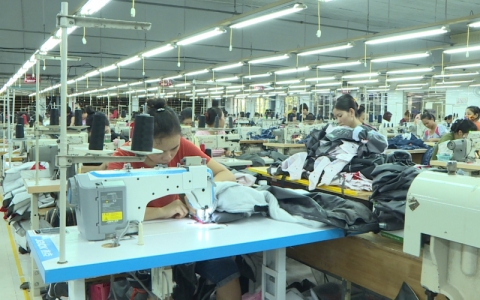 C&ocirc;ng ty TNHH Ph&uacute; Việt sản xuất tr&ecirc;n 180.000 sản phẩm quần &aacute;o xuất khẩu