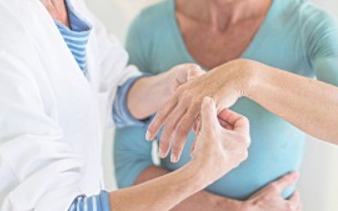  C&aacute;ch hạn chế cứng khớp