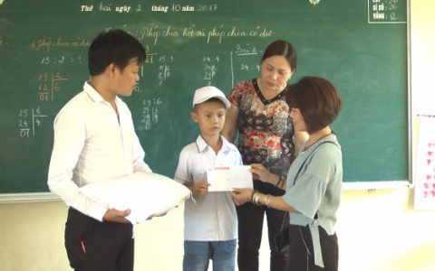 Hội CTĐ Vũ Thư trao qu&agrave; trung thu cho trẻ em 