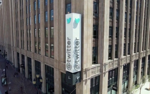 Tỷ ph&uacute; Elon Musk đ&ecirc;̀ nghị giữ nguy&ecirc;n thỏa thu&acirc;̣n mua Twitter