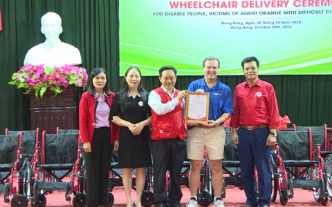 Trao 61 chiếc xe lăn cho người khuyết tật