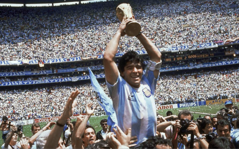 Người h&acirc;m mộ Việt Nam tiếc thương huyền thoại Diego Maradona 