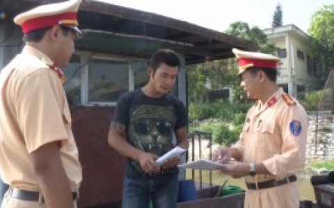 Tạm giữ t&agrave;u khai th&aacute;c c&aacute;t tr&aacute;i ph&eacute;p