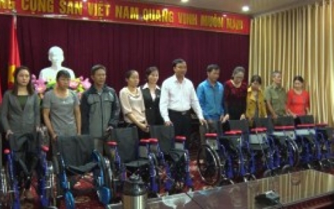 Hội LHPN Th&agrave;nh phố:  Trao xe lăn cho hội vi&ecirc;n phụ nữ khuyết tật