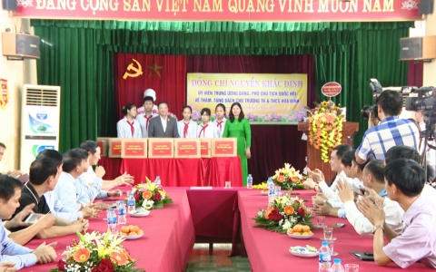 Tặng s&aacute;ch cho Trường TH&THCS H&ograve;a B&igrave;nh, huyện Vũ Thư