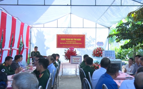 B&agrave;n giao &ldquo;Nh&agrave; t&igrave;nh nghĩa&rdquo; tặng đối tượng ch&iacute;nh s&aacute;ch