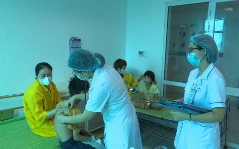 Giao m&ugrave;a, nhiều trẻ mắc bệnh t&aacute;i đi t&aacute;i lại