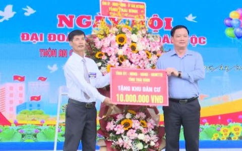 Đồng ch&iacute; Chủ tịch UBND tỉnh dự ng&agrave;y hội đại đo&agrave;n kết to&agrave;n d&acirc;n tộc tại th&ocirc;n An Cư, x&atilde; Đ&ocirc;ng Xuy&ecirc;n, huyện Tiền Hải