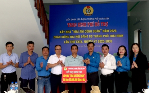 Trao kinh ph&iacute; hỗ trợ x&acirc;y dựng nh&agrave; &ldquo;M&aacute;i ấm C&ocirc;ng đo&agrave;n&rdquo;