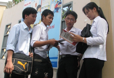 Ch&iacute;nh thức &aacute;p dụng mức thu học ph&iacute; mới