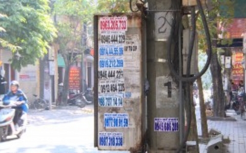  Tờ rơi, biển quảng c&aacute;o d&aacute;n tr&agrave;n lan tr&ecirc;n bờ tường, cột điện 