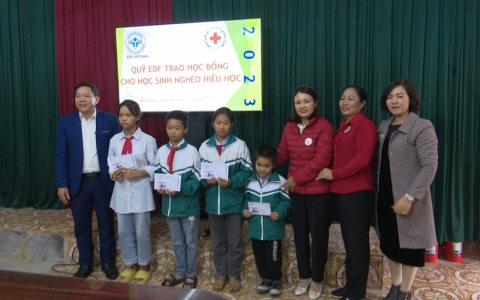 Hơn 200 triệu đồng hỗ trợ học sinh ngh&egrave;o huyện Đ&ocirc;ng Hưng