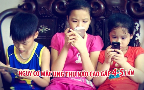 T&aacute;c hại khi cho trẻ sử dụng điện thoại sớm