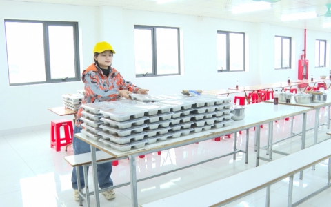 Gi&aacute;m s&aacute;t n&acirc;ng cao chất lượng bữa ăn cho người lao động