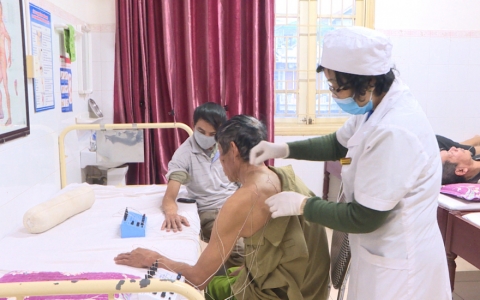 Kh&oacute; khăn trong chăm s&oacute;c sức khỏe người cao tuổi    