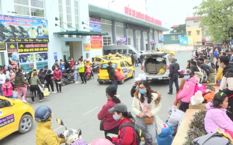 Lượng kh&aacute;ch di chuyển tăng cao khi kết th&uacute;c kỳ nghỉ Tết dương 2021
