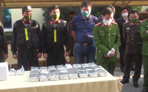 Điện Bi&ecirc;n bắt vụ vận chuyển 99 b&aacute;nh heroin