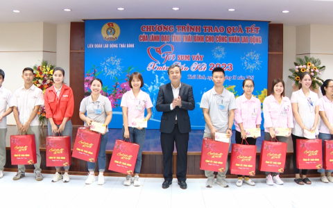 B&iacute; thư Tỉnh ủy tặng qu&agrave; cho c&ocirc;ng nh&acirc;n lao động