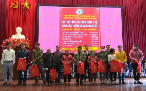 Tặng thẻ BHYT, xe lăn cho người c&oacute; ho&agrave;n cảnh kh&oacute; khăn