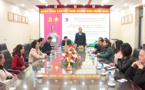 Hiệp hội doanh nghiệp tỉnh tiếp nhận qu&agrave; Tết trao cho c&aacute;c hộ c&oacute; ho&agrave;n cảnh kh&oacute; khăn
