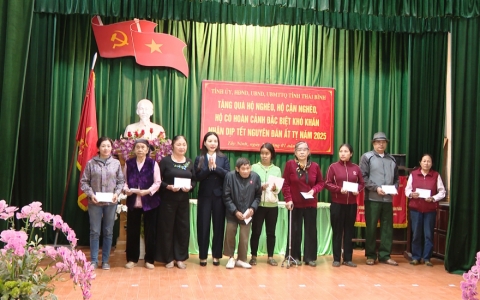 Trao qu&agrave; Tết cho hộ ngh&egrave;o, hộ c&oacute; ho&agrave;n cảnh kh&oacute; khăn tại huyện Tiền Hải