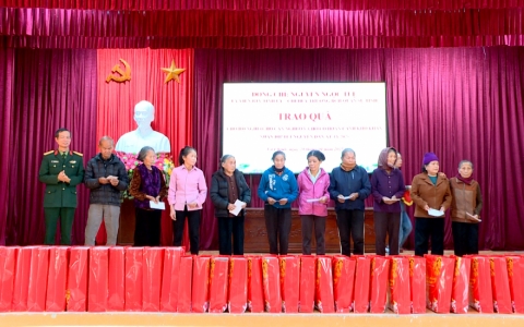 Trao qu&agrave; Tết cho hộ ngh&egrave;o tại th&agrave;nh phố Th&aacute;i B&igrave;nh