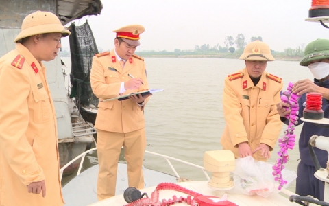Vận động Nh&acirc;n d&acirc;n giao nộp vũ kh&iacute;, vật liệu nổ, c&ocirc;ng cụ hỗ trợ