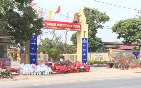 Vi phạm h&agrave;nh lang an to&agrave;n giao th&ocirc;ng dịp Tết Nguy&ecirc;n đ&aacute;n