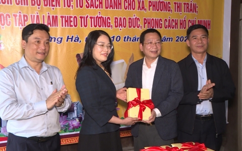 Trao tặng s&aacute;ch v&agrave; tủ s&aacute;ch điện tử cho Huyện ủy Hưng H&agrave;