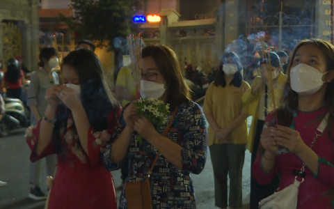 Y&ecirc;u cầu đeo khẩu trang ở ch&ugrave;a, khu vui chơi