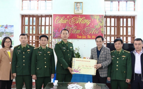 Tặng qu&agrave; Tết Bộ đội Bi&ecirc;n ph&ograve;ng
