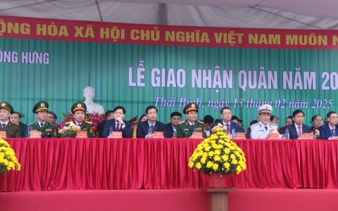 Đồng ch&iacute; Nguyễn Mạnh H&ugrave;ng, Ph&oacute; B&iacute; thư Tỉnh ủy, Chủ tịch UBND tỉnh dự lễ giao, nhận qu&acirc;n năm 2025 tại huyện Đ&ocirc;ng Hưng