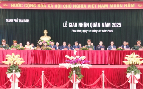 Đồng ch&iacute; Nguyễn Tiến Th&agrave;nh, Ph&oacute; B&iacute; thư Thường trực Tỉnh ủy, Chủ tịch HĐND tỉnh dự lễ giao, nhận qu&acirc;n năm 2025 tại th&agrave;nh phố Th&aacute;i B&igrave;nh
