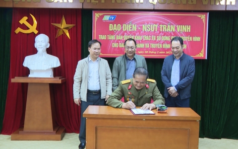Nghệ sĩ ưu t&uacute; Đạo diễn Trần Vịnh trao tặng phim cho Đ&agrave;i Ph&aacute;t thanh v&agrave; Truyền h&igrave;nh Th&aacute;i B&igrave;nh