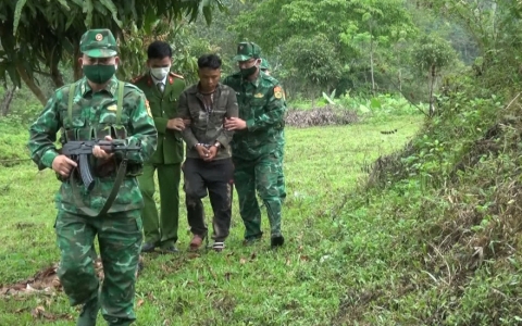 Bắt giữ đối tượng vận chuyển ma t&uacute;y tr&ecirc;n bi&ecirc;n giới