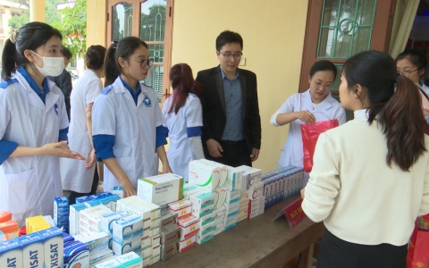 Kh&aacute;m bệnh, cấp thuốc miễn ph&iacute; cho người bệnh kh&oacute; khăn