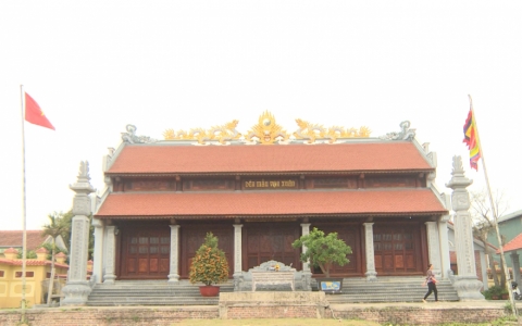 Linh thi&ecirc;ng Đền Mẫu Vạn Xu&acirc;n