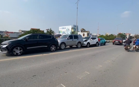 Tai nạn hy hữu: 6 xe &ocirc; t&ocirc; đ&acirc;m &ldquo;dồn toa&rdquo; khi đang l&ecirc;n dốc cầu Bo 