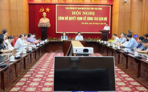 Văn ph&ograve;ng UBND tỉnh c&ocirc;ng bố Quyết định bổ nhiệm c&aacute;n bộ 
