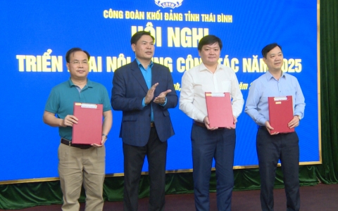 C&ocirc;ng bố quyết định chuyển giao c&ocirc;ng đo&agrave;n cơ sở v&agrave; đo&agrave;n vi&ecirc;n về c&ocirc;ng đo&agrave;n khối Đảng tỉnh